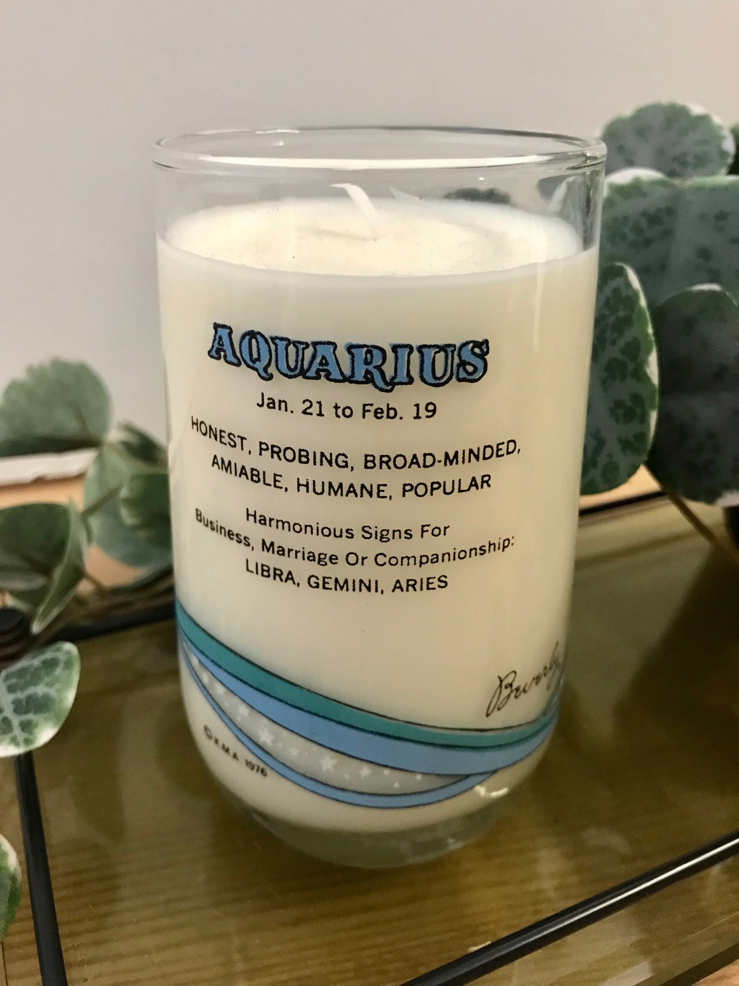 Aquarius retro short glass candle